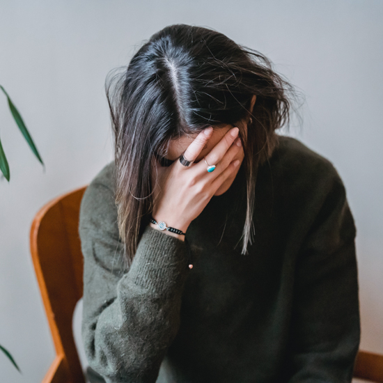 Photo-stock-woman-worried-head-down_550x550