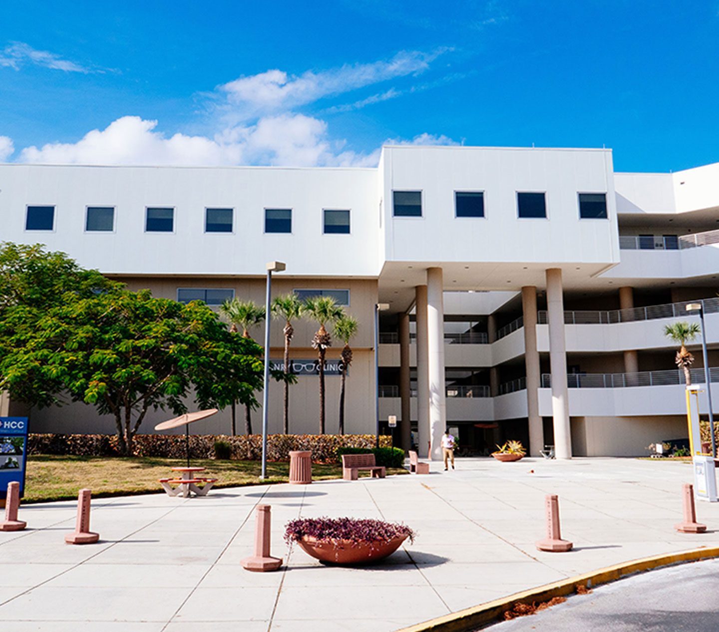 Community-college-campus-with-academic-buildings-and-outdoor-seating